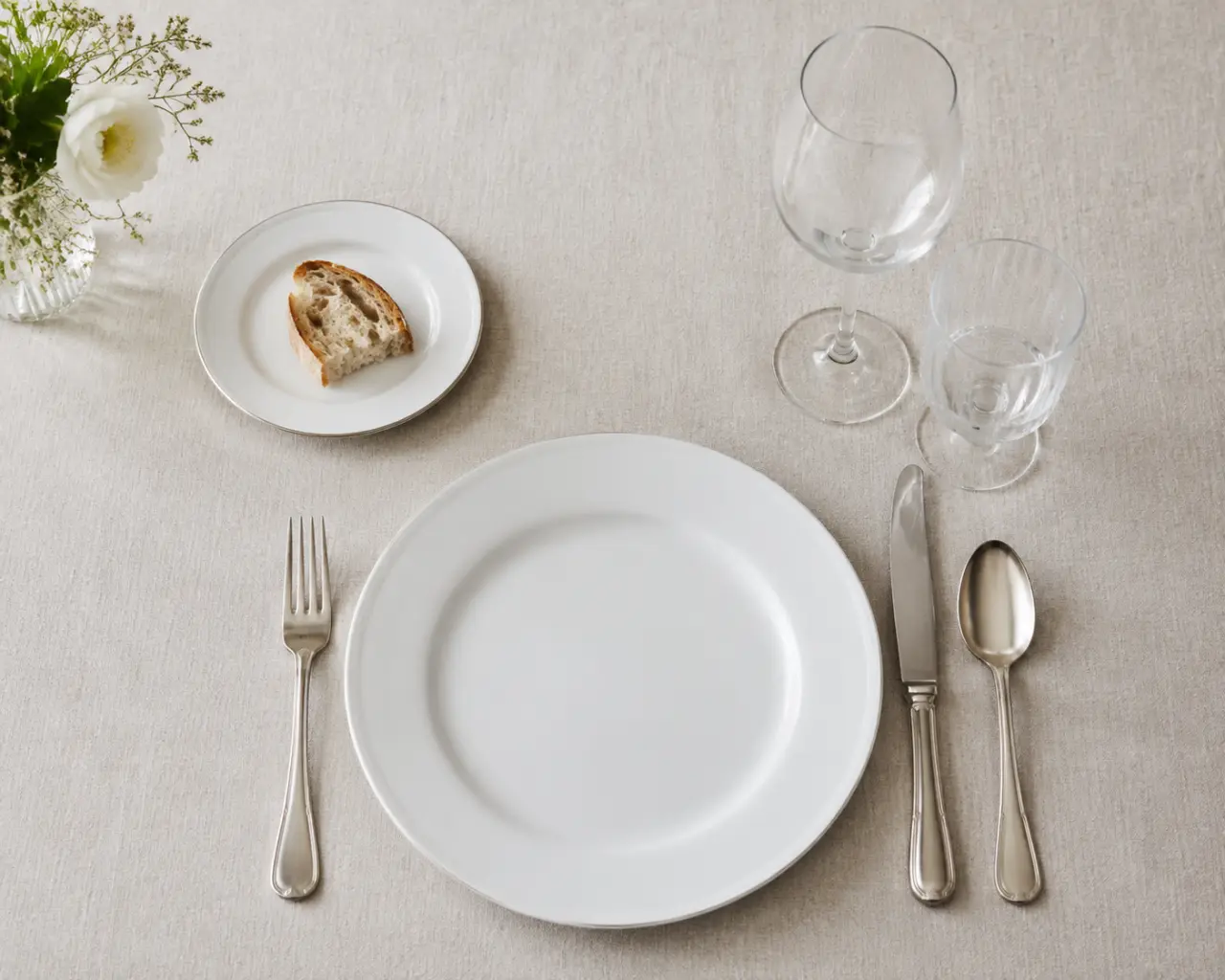 Dressage de table à la française : les repères simples pour placer assiettes, couverts et verres