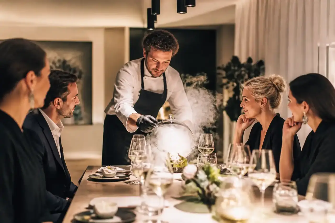 Assiette gastronomique élégante en clair-obscur