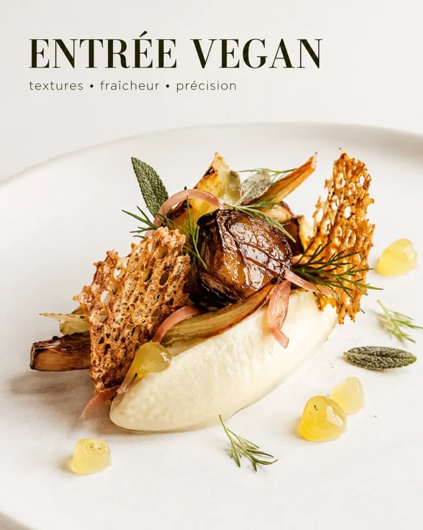 Entrée vegan gastronomique en gros plan avec textures contrastées et dressage raffiné